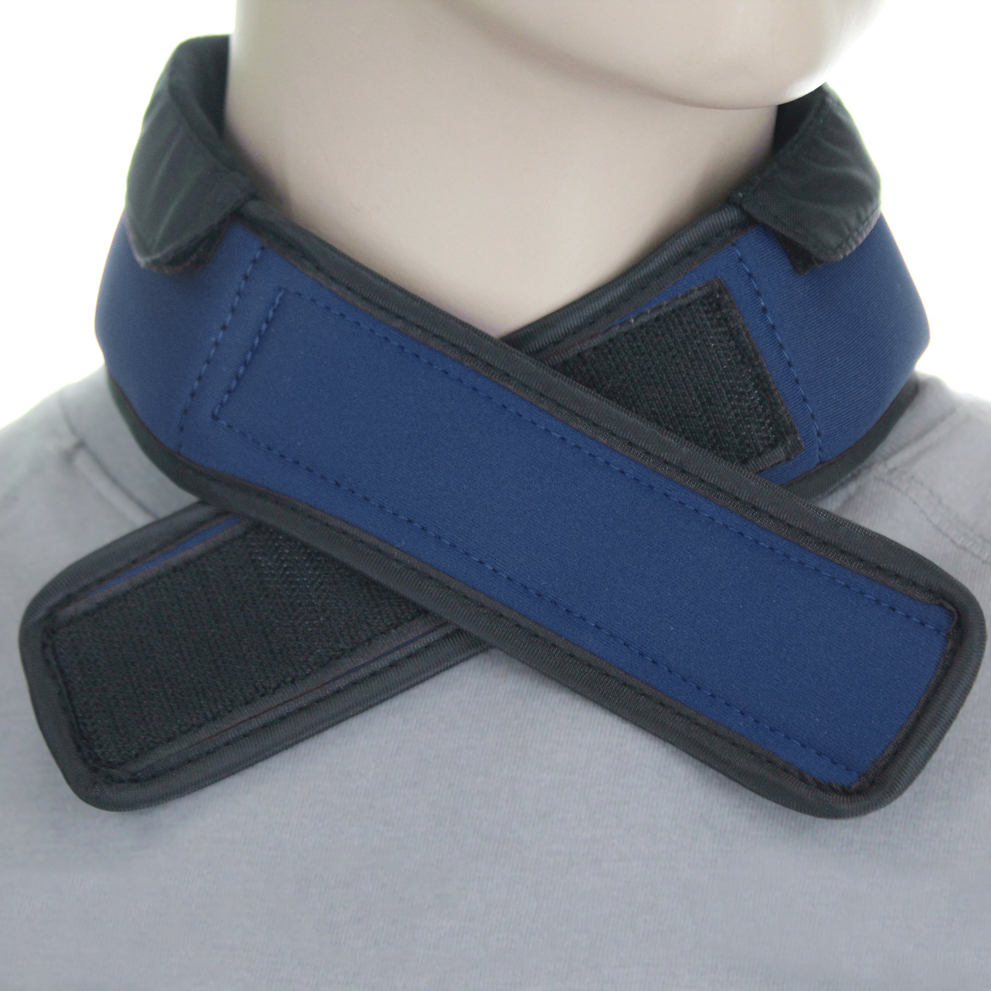 FlexiFreeze Cooling Collar, blue, on mannequin, close up